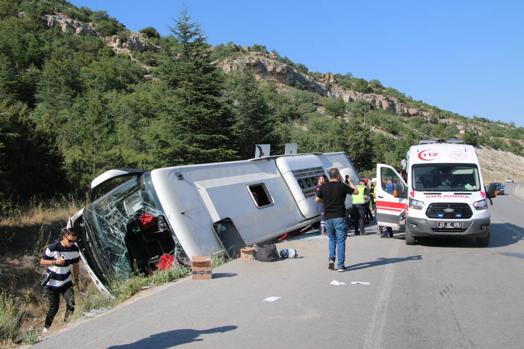 Kütahya’da yolcu otobüsü devrildi! Yaralılar var… 20